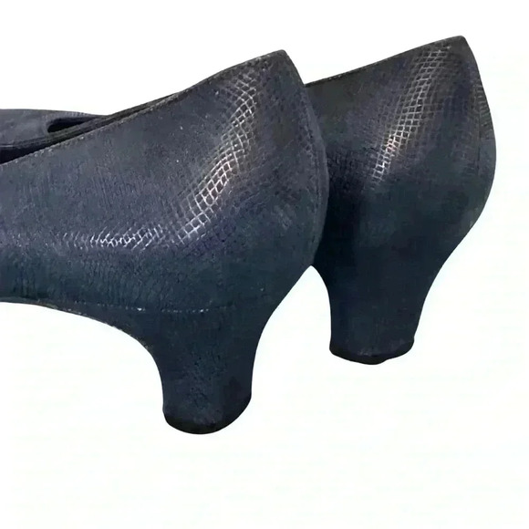 Salvatore Feragamo womens navy pumps 9.5 vintage heels snakeskin pattern shoes - Picture 2 of 13